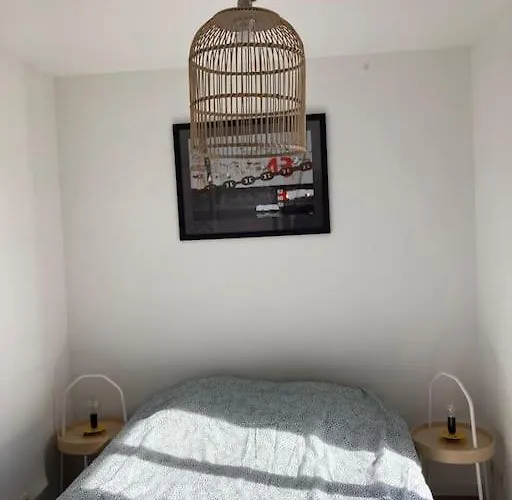 1 Proximité Port De Commerce Et Gare Sncf *