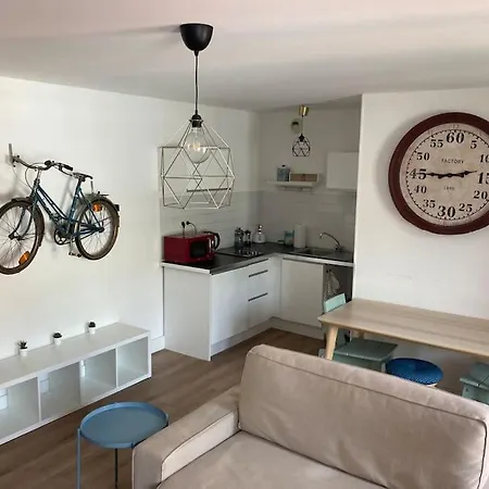 1 Proximite Port De Commerce Et Gare Sncf *